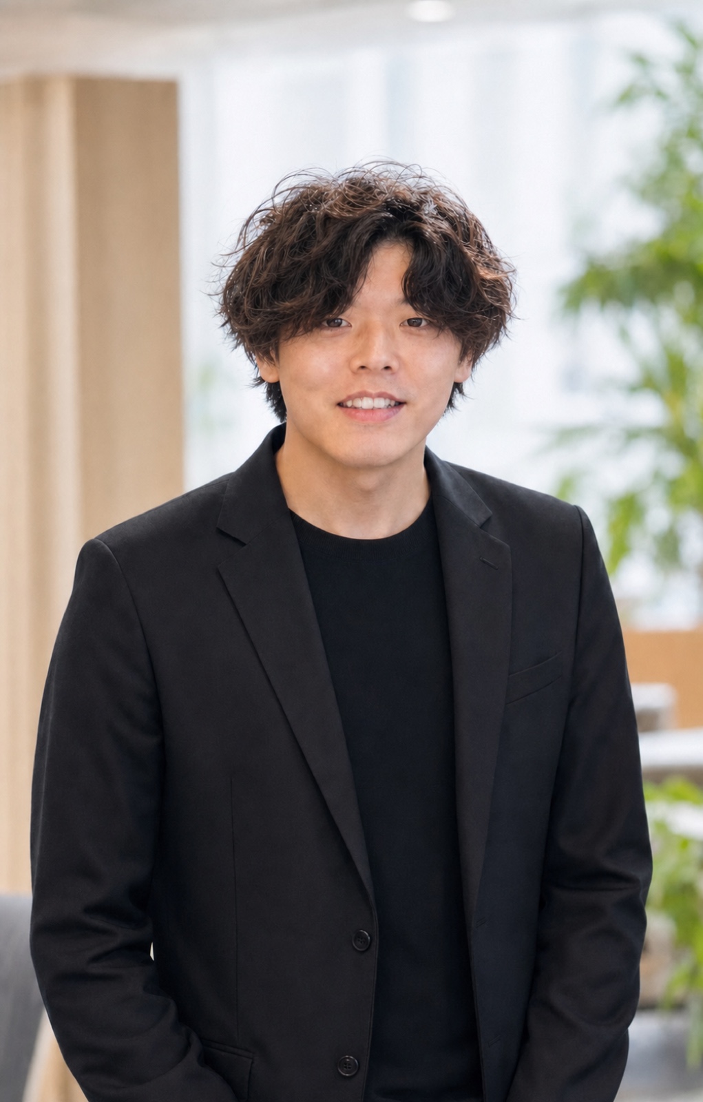 黒いジャケット姿のWE株式会社メンバー T.S.